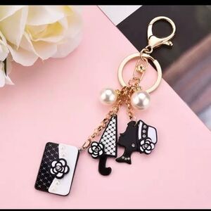 BLACK/WHITE PENDANT KEYCHAIN WITH PEARLS